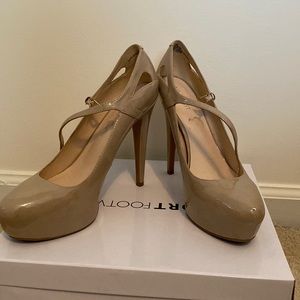 Nine West nude heel. Size 9.